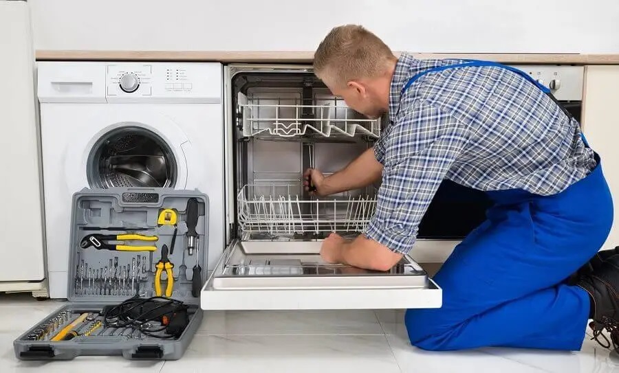 Efeler Sharp servisi teknisyen ekibi beyaz eşya tamiri yaparken